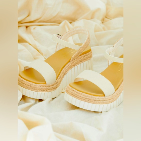 Altar'd State Shoes - ✨NWT~Altar’d State Azure Sandals~Seashell✨